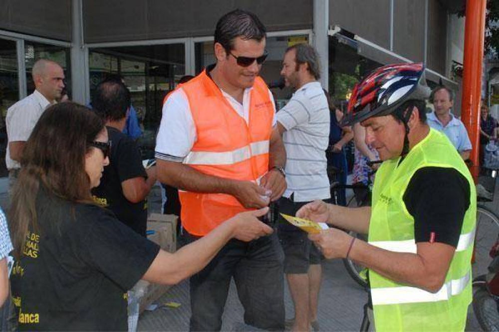 Una buena medida: la Municipalidad regal� cascos y chalecos reflectantes a ciclistas 