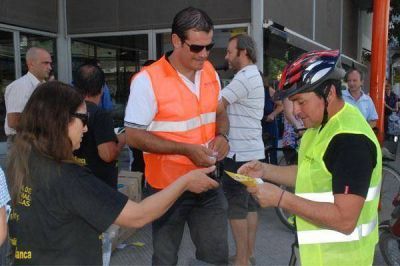 Una buena medida: la Municipalidad regal� cascos y chalecos reflectantes a ciclistas 