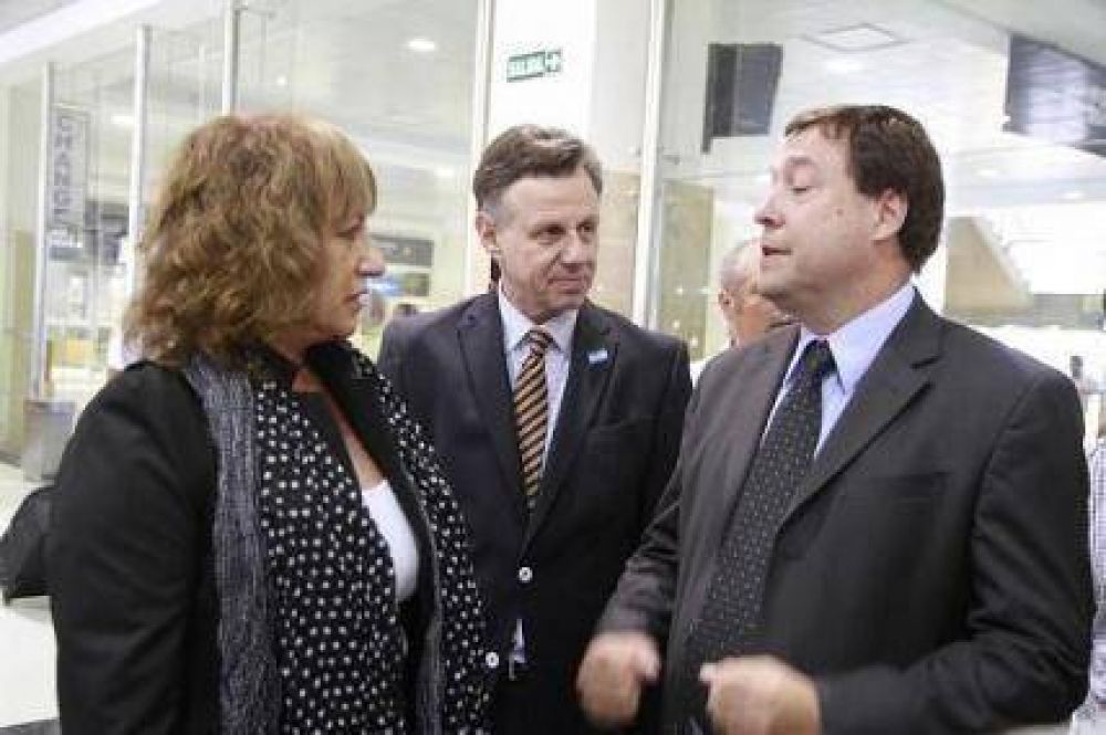 Weretilneck visita el Aeropuerto y el equipamiento anti ceniza