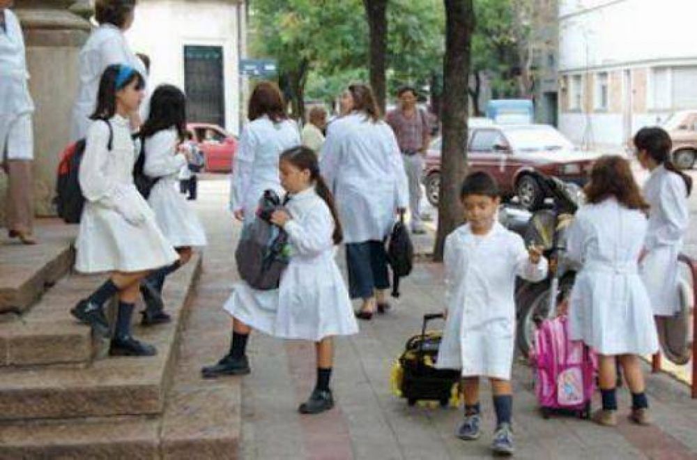 Directivos y docentes ya preparan guardapolvos