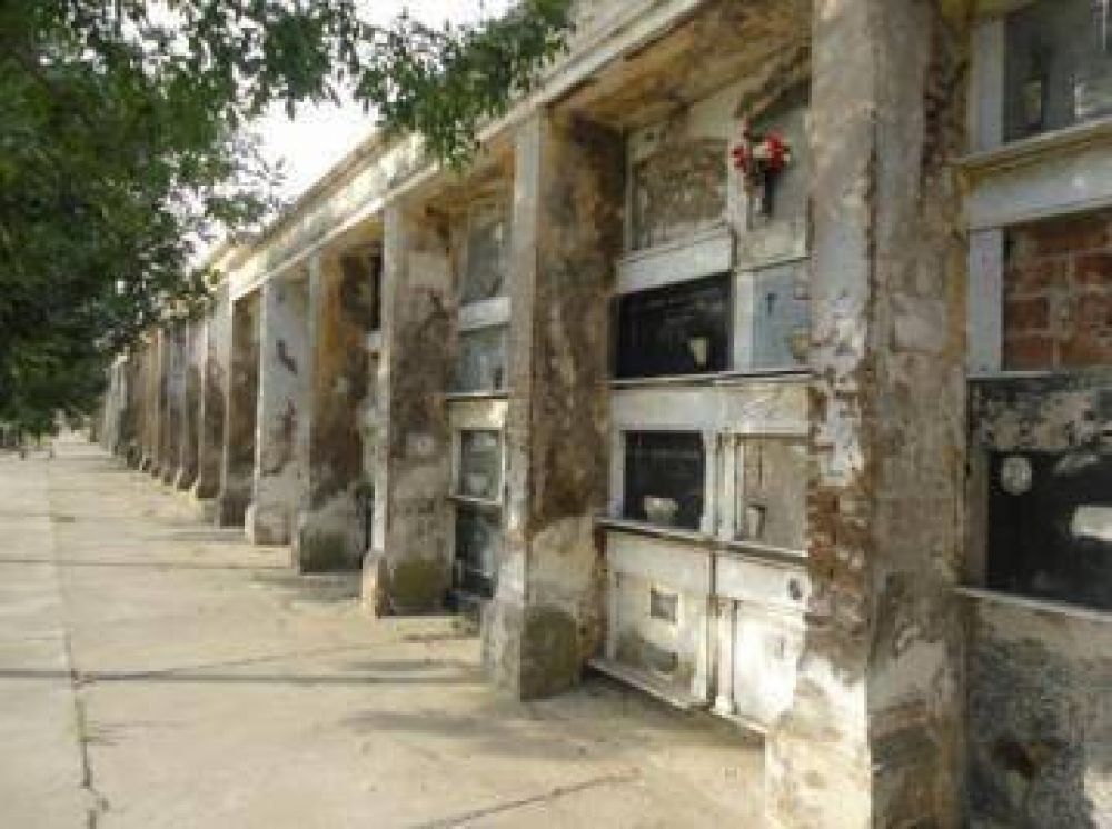 Cementerio Municipal: cruce verbal entre Ludue�a y Naveyra