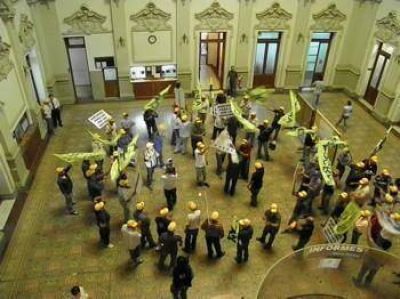 Manifestaci�n de la UOCRA en el Palacio Municipal por el despido de trabajadores del Plan Federal