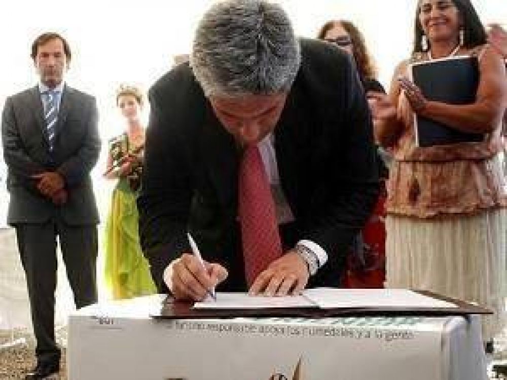 Claudio Poggi firm� el decreto que pone en marcha la recuperaci�n de los Humedales de Guanacache
