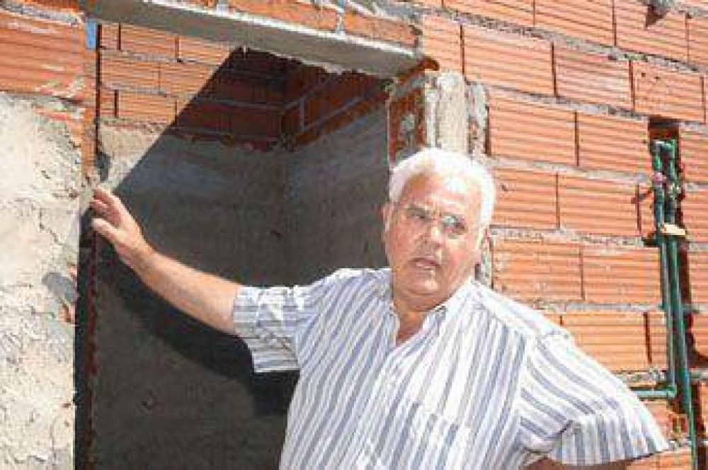 La construcci�n est� parada desde hace ya tres meses: La comuna mult� por casi 400 mil pesos a la constructora del Plan Federal en Beruti.