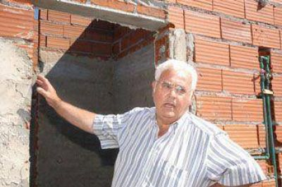 La construcci�n est� parada desde hace ya tres meses: La comuna mult� por casi 400 mil pesos a la constructora del Plan Federal en Beruti.