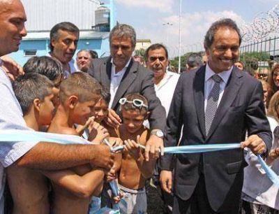 El Gobernador Scioli junto al Intendente Ferraresi inauguraron una pileta en el �Polideportivo Gabino Alegre� de Corina