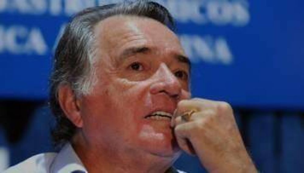 "La presidenta le sac� el banquito a Moyano, no Moyano a la presidenta"