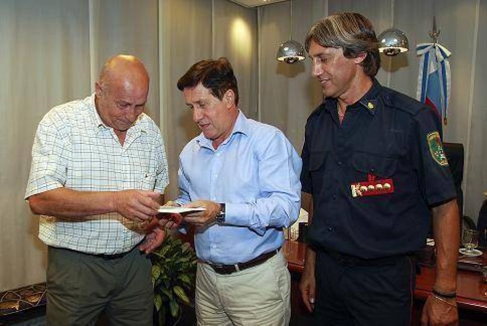 DARIO D�AZ P�REZ ENTREG� UN SUBSIDIO A LOS BOMBEROS VOLUNTARIOS DE LAN�S OESTE