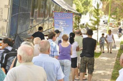 �Pescado para Todos�: Los vecinos respondieron masivamente y solo queda un remanente de productos
