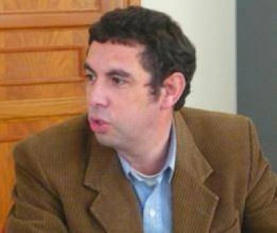 Vercelli quiere aumento y el Concejo resiste