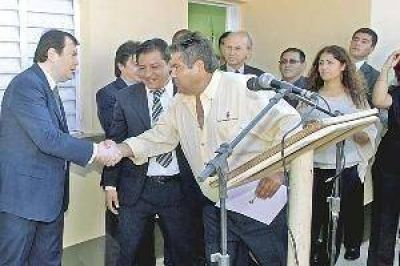 Zamora inicia en Clodomira el cronograma de entrega de viviendas en el interior