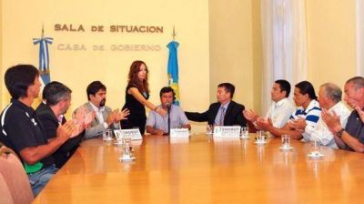 El Gobierno acord� beneficios con los clubes que juegan torneos argentinos
