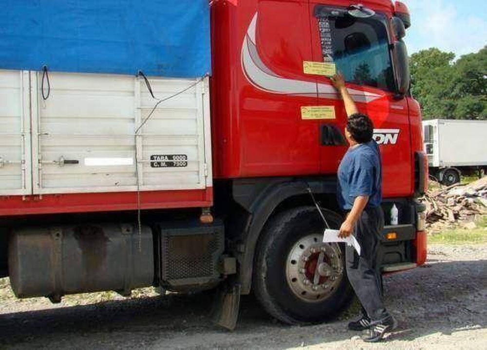 Secuestran transporte de carga de una cadena multinacional por no cumplir ordenanzas 