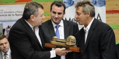 Junto al ministro de Agricultura, Paco P�rez entreg� $5 millones a peque�os productores