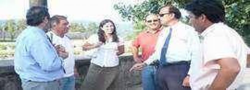 Recorren las obras que se ejecutan en el r�o Xibi-Xibi 
