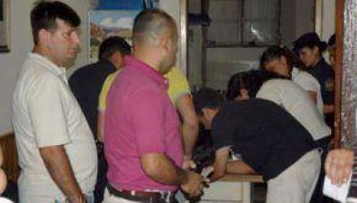 Nueve polic�as entregaron sus armas y credenciales y se reinici� el di�logo