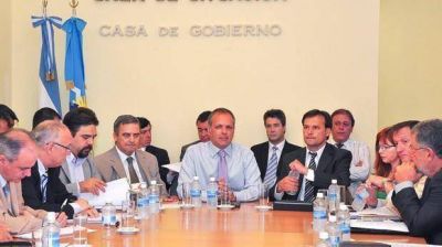 Petroleras, paritarias y seguridad en la agenda del gabinete provincial