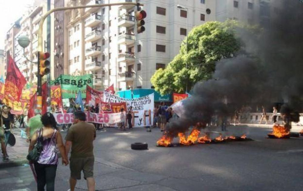 Crdoba: Militantes cortan las calles en protesta por el aumento del cospel