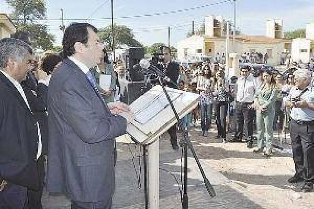 Zamora inaugur� otro barrio y ratific� la continuidad de los planes de viviendas