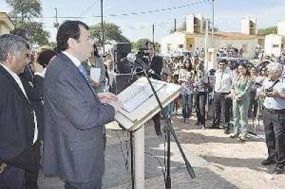 Zamora inaugur� otro barrio y ratific� la continuidad de los planes de viviendas
