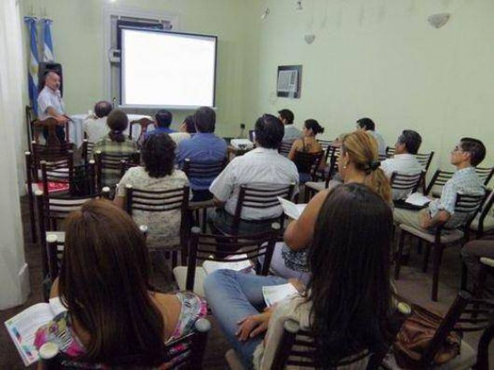 Municipales reciben capacitaci�n para pase a planta permanente