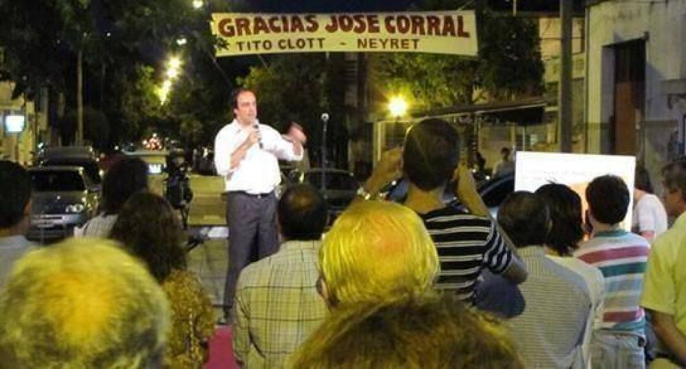 Vecinos celebraron la llegada del asfalto a su cuadra