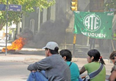 Estatales se movilizaron por el centro de la ciudad en reclamo de una suba salarial