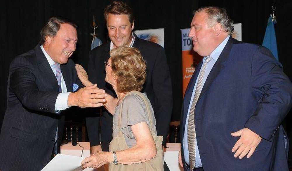El ministro Ricardo Casal entreg� escrituras en Tornquist