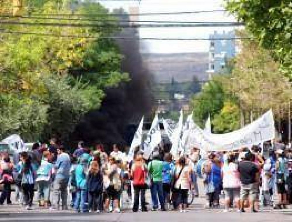 Neuqu�n vive en conflicto permanente