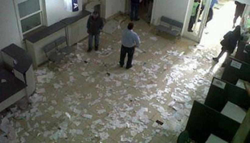 La UOCRA destrozo la municipalidad de Comodoro Rivadavia