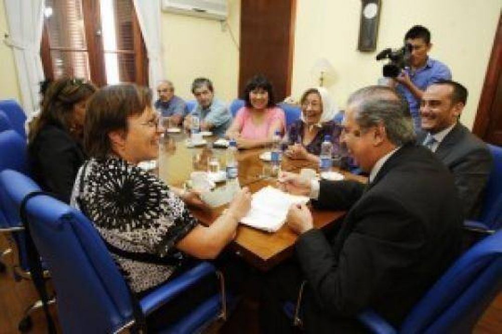 Lastra entreg� cheque de 80 mil pesos a la Asociaci�n de V�ctimas y Familiares de V�ctimas del Terrorismo de Estado 
