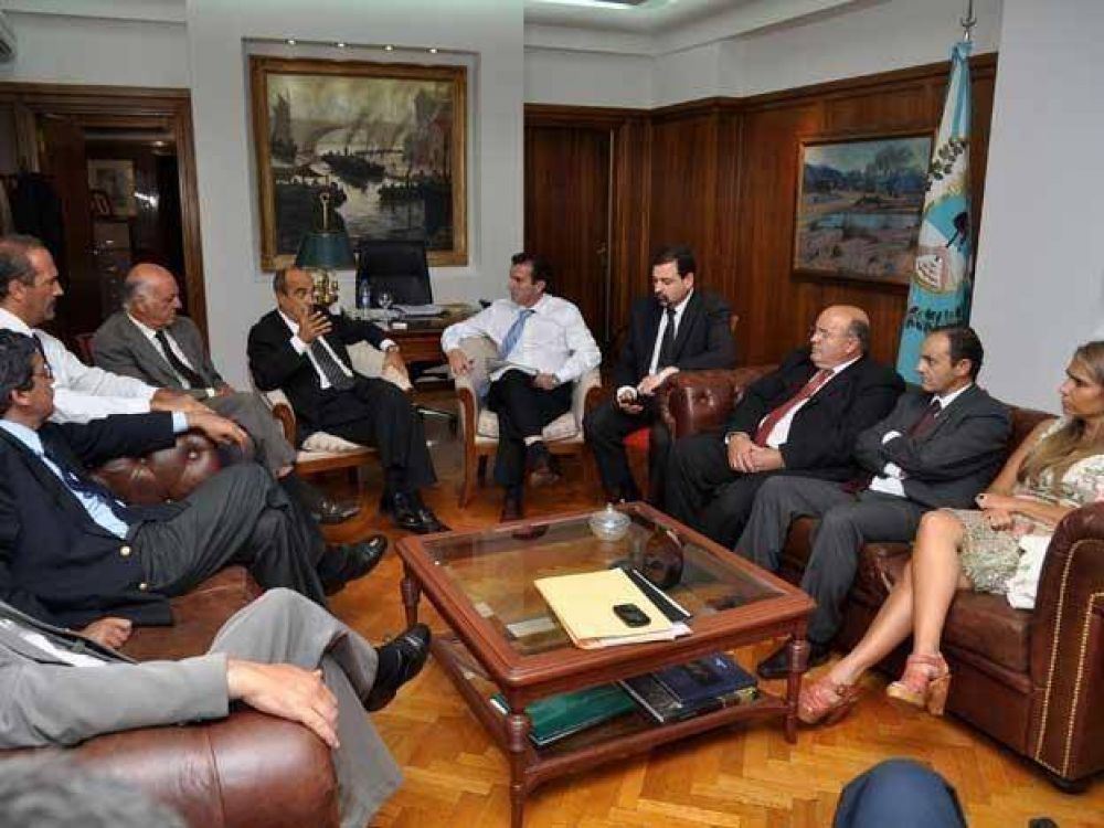 Radicales le pidieron a Paco rescindir contratos con las petroleras, pero P�rez s�lo les exigir� que cumplan
