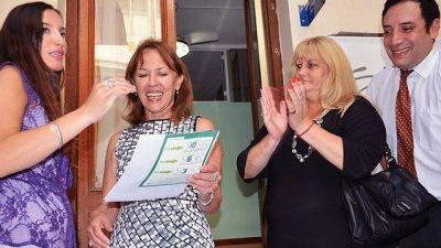 Paran�: comenz� la entrega de la tarjeta Sidecreer al personal municipal