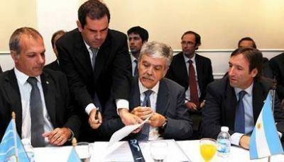 Las provincias petroleras firmaron un acuerdo en el que exigen el aumento de la producci�n