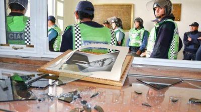 En�rgico repudio tras los destrozos de la UOCRA en la Municipalidad