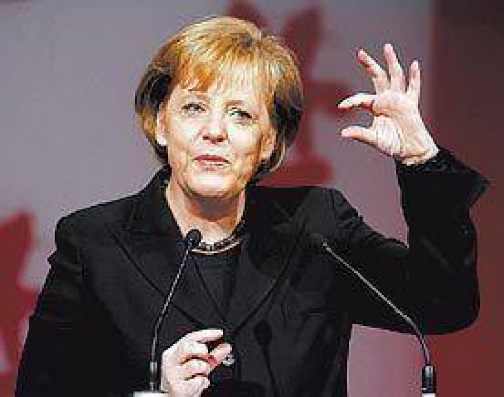 Merkel elogi� el pedido del Papa al obispo que neg� el Holocausto