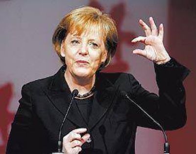 Merkel elogi� el pedido del Papa al obispo que neg� el Holocausto