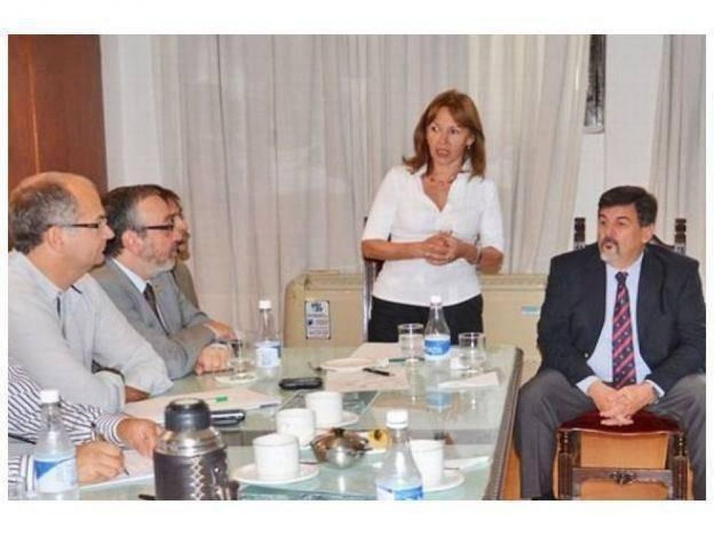 Borde costero: Osuna deline� acciones con puertos y v�as navegables de la Naci�n