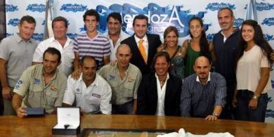 Paco P�rez reconoci� a los deportistas del verano