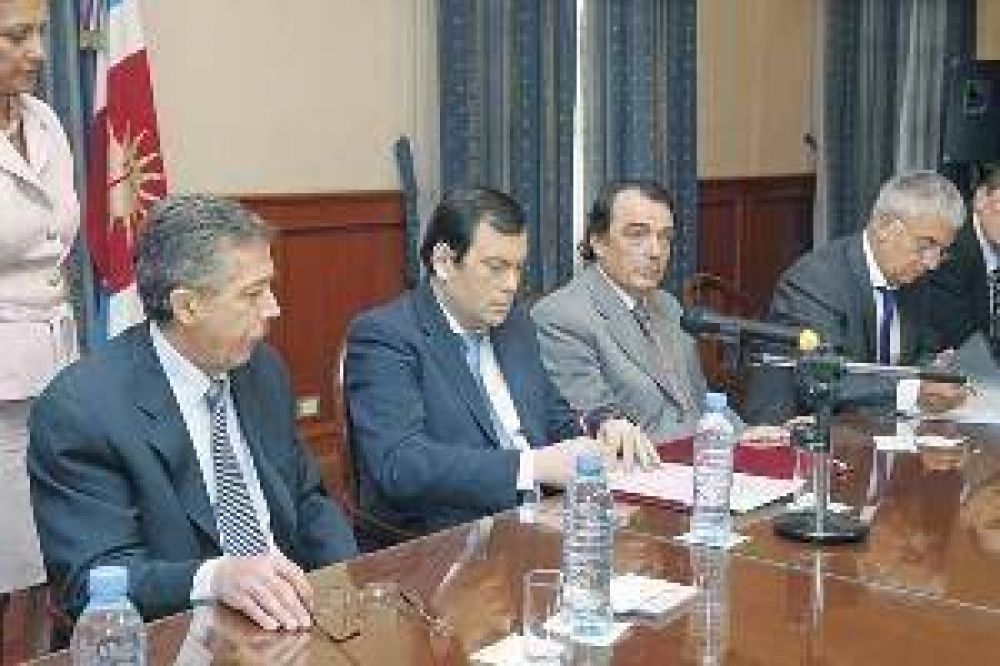 Zamora firm� el contrato para la construcci�n de un hospital en Bandera Bajada