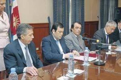Zamora firm� el contrato para la construcci�n de un hospital en Bandera Bajada