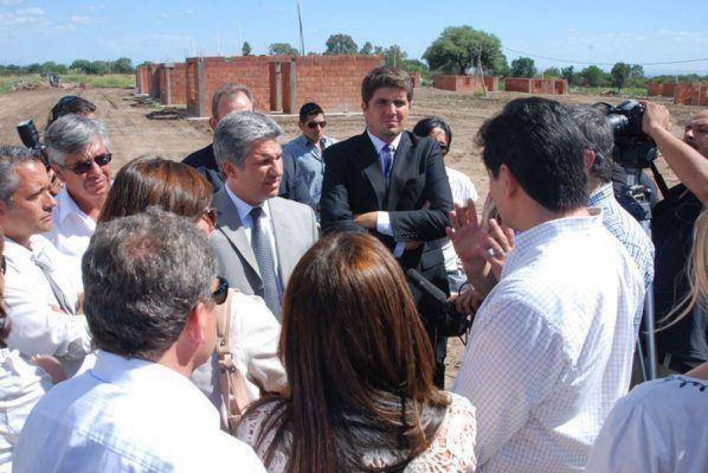 El Gobernador de la Provincia recorri� las obras de las viviendas que se est�n construyendo en Merlo