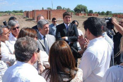 El Gobernador de la Provincia recorri� las obras de las viviendas que se est�n construyendo en Merlo