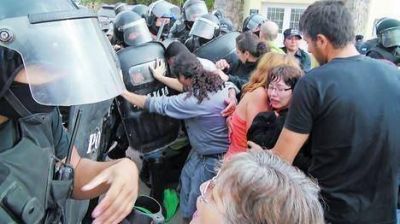 Reprimen en el norte las protestas contra mineras
