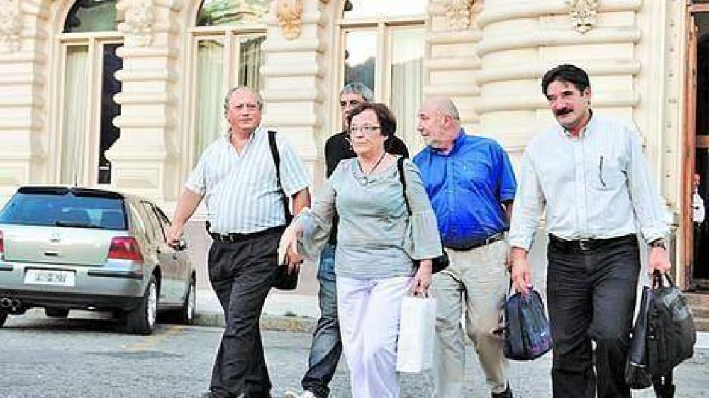 Docentes no aceptan un b�sico de $ 2.700 y siguen negociando