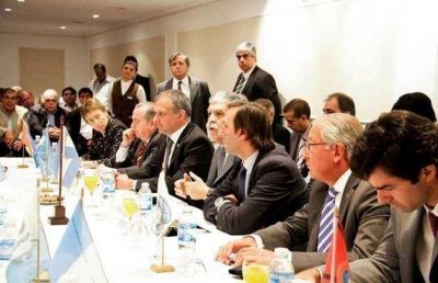Acuerdo entre Naci�n, provincias y sindicatos obligar� a petroleras a producir o pagar 