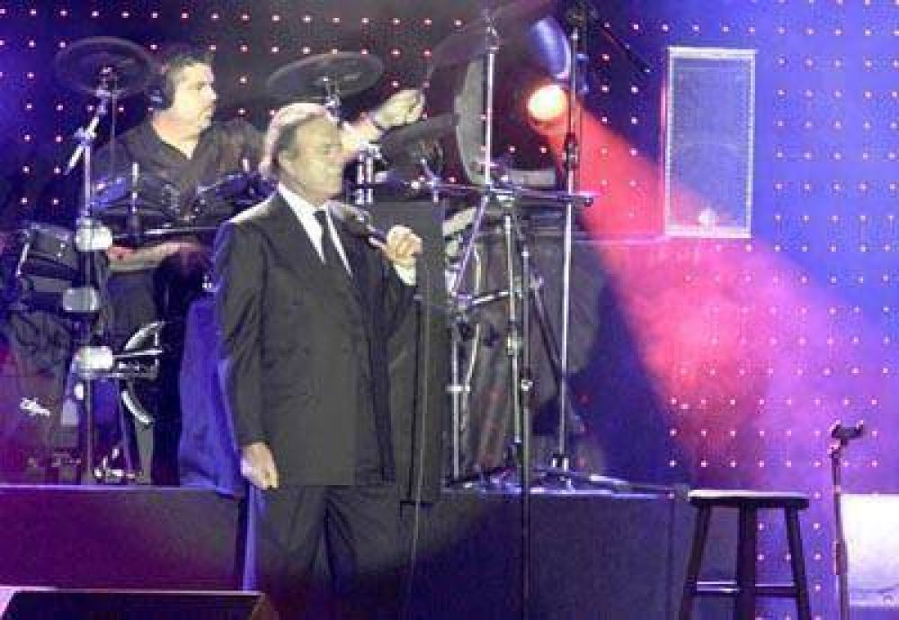 Julio Iglesias brill� anoche y hoy canta en el Paseo Hermitage