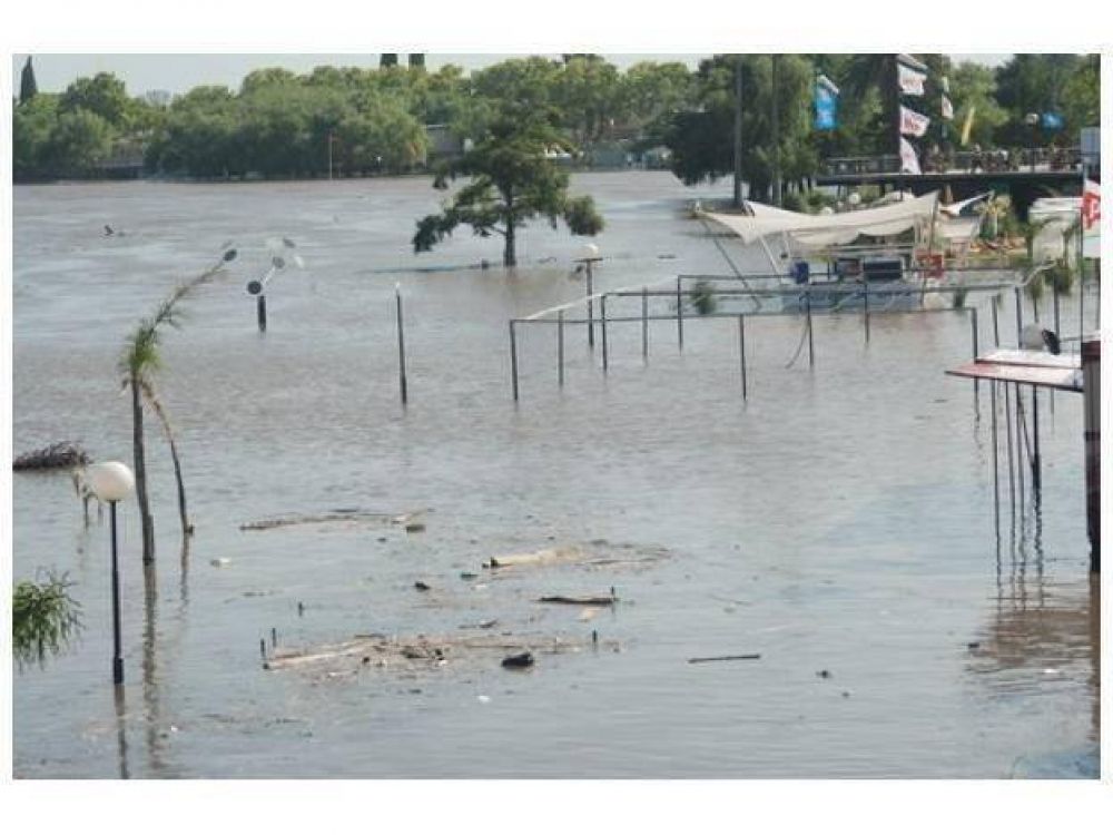 La creciente del r�o Gualeguaych� afecta seriamente el sector de playas