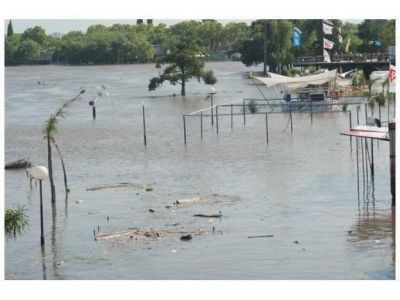 La creciente del r�o Gualeguaych� afecta seriamente el sector de playas