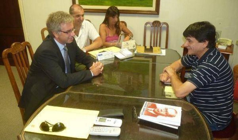 Armend�riz se reuni� con el intendente de Roque P�rez Juan Carlos Gasparini